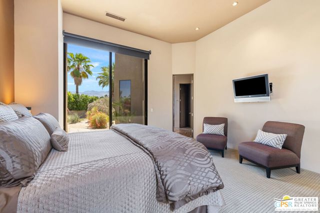 4 Paradise Cove Court, Rancho Mirage CA: https://media.crmls.org/mediaz/f43c724b-94eb-41cf-84a8-8d3c05783033.jpg