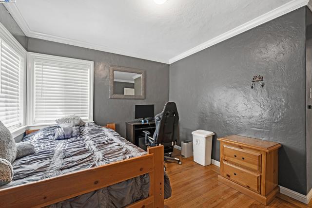 10339 Foothill Blvd, Oakland CA: https://media.crmls.org/mediaz/f43d7da5-a14f-456a-b078-af6a0db12cf0.jpg