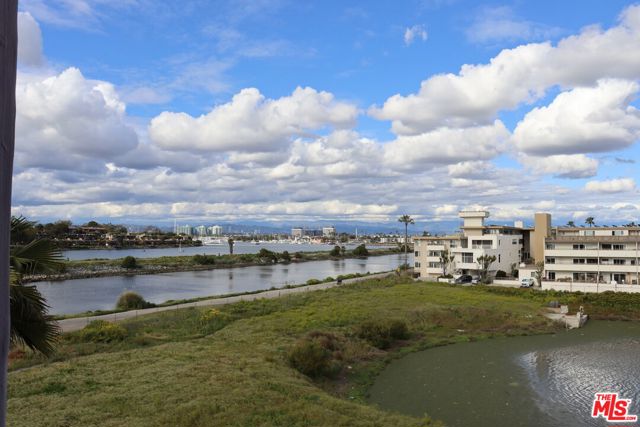 6220 Pacific Avenue, Playa del Rey CA: https://media.crmls.org/mediaz/f43df715-909e-4516-9c19-d1587bba6ab4.jpg