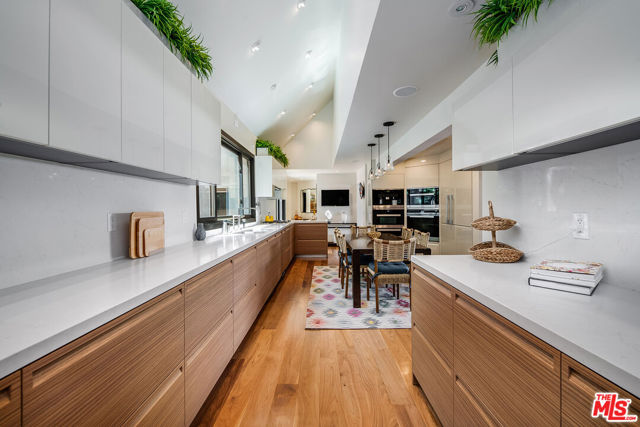 3000 Cornwall Drive, Glendale CA: https://media.crmls.org/mediaz/f43ee32c-1a8c-4481-a745-329ca0911763.jpg