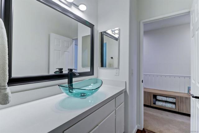 946 Camino De La Reina, San Diego CA: https://media.crmls.org/mediaz/f4409cd8-d800-4ca7-a47f-3883aea9fefa.jpg