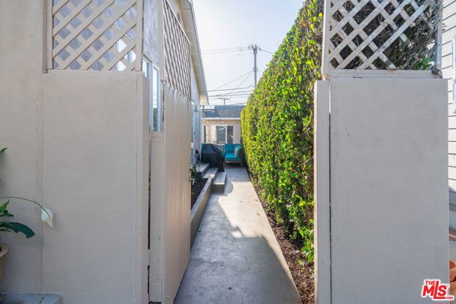 2537 Barry Avenue, Los Angeles, California 90064, 4 Bedrooms Bedrooms, ,3 BathroomsBathrooms,Single Family Residence,For Sale,Barry,24401329