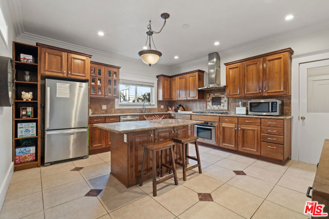 1513 S Victoria Avenue, Los Angeles CA: https://media.crmls.org/mediaz/f442069c-5b4a-4970-a043-909e13429a85.jpg