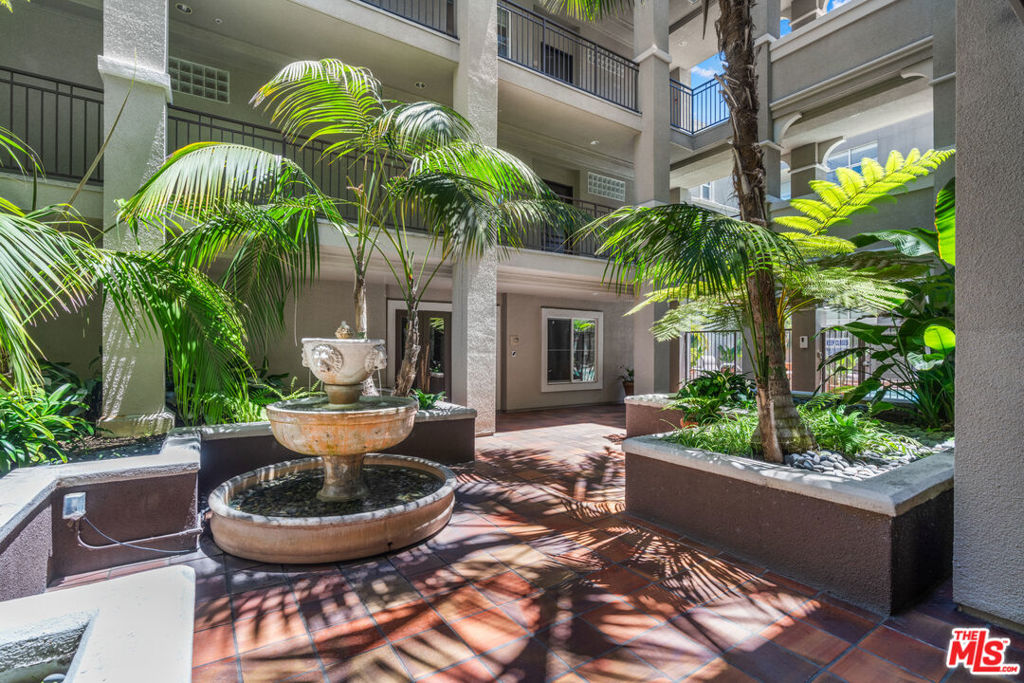 https://media.crmls.org/mediaz/f4421a99-8838-4f21-9fb5-edfbb509d1a4.jpg?preset=X-Large