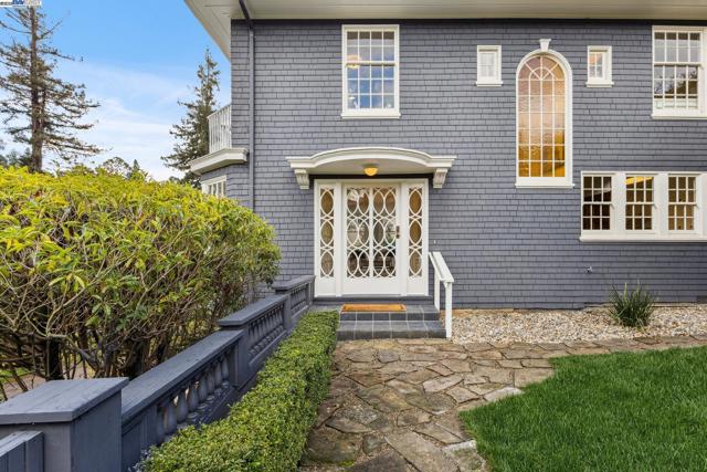 5811 Romany, Oakland CA: https://media.crmls.org/mediaz/f44248f7-f4ab-4b95-b318-be81ce822b5f.jpg