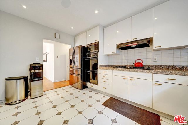 660 S Gretna Green Way, Los Angeles CA: https://media.crmls.org/mediaz/f4438e78-2109-4acc-bfcb-f020ea9e14e9.jpg