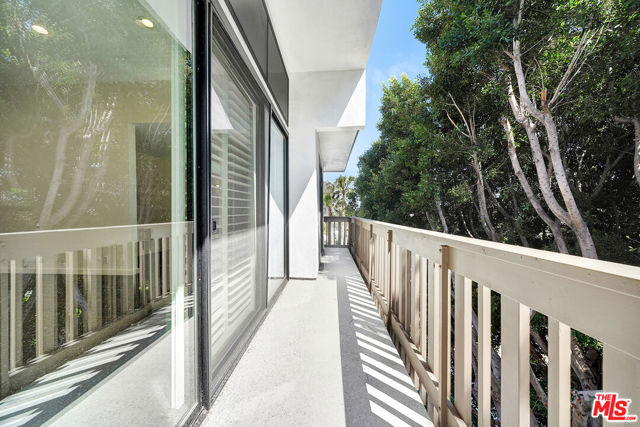 8871 Burton Way, Los Angeles CA: https://media.crmls.org/mediaz/f4441106-180a-46dd-a125-37aa47a56d10.jpg