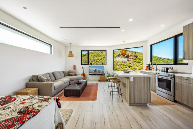 33433 Decker School Road, Malibu CA: https://media.crmls.org/mediaz/f4458bce-1bec-4964-a59e-a82ef017ecd5.jpg