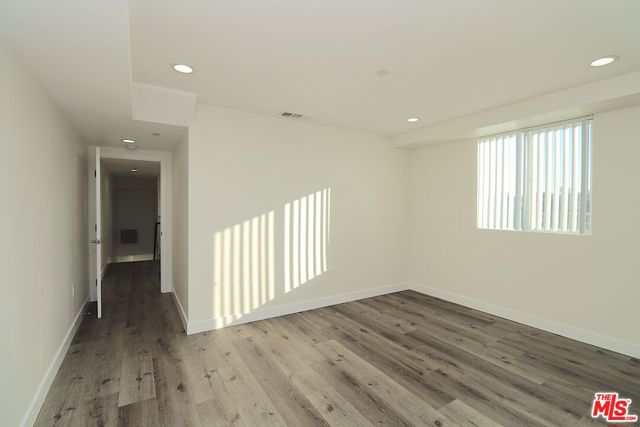 2121 S Burnside Avenue, Los Angeles CA: https://media.crmls.org/mediaz/f44735b3-fc4c-4076-be61-9cd23760cd4d.jpg