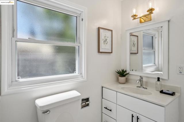 4332 Hyacinth Ave, Oakland CA: https://media.crmls.org/mediaz/f4473dd7-c550-40cc-8247-1292bb71feb1.jpg