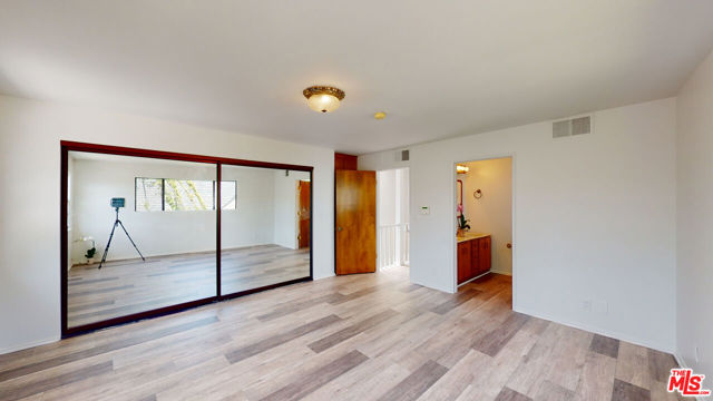 525 N Rexford Drive, Beverly Hills CA: https://media.crmls.org/mediaz/f4498e18-a5ab-4bae-815c-762722698876.jpg