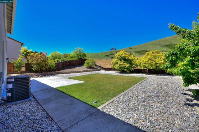 2927 Carlingford Ln, Vallejo CA: https://media.crmls.org/mediaz/f4499213-d26a-4797-b7e6-a2948c3027d0.jpg