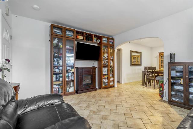 Image 3 of 23 For 22967 Maud Ave