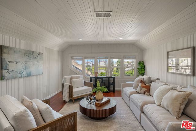 251 S Ardmore Avenue, Los Angeles CA: https://media.crmls.org/mediaz/f44af5f6-5676-4bc5-b083-3572993bc376.jpg