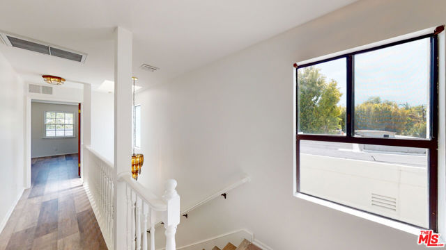 525 N Rexford Drive, Beverly Hills CA: https://media.crmls.org/mediaz/f44ba3d5-7a8a-4857-acac-01e9fc28b177.jpg