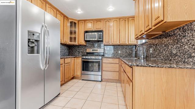 528 LA PRENDA DRIVE, Oakland CA: https://media.crmls.org/mediaz/f44e7988-52d1-4781-b256-59399378de82.jpg