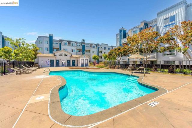 6400 Christie AVE, Emeryville CA: https://media.crmls.org/mediaz/f44eaf29-8424-40fa-b7a5-3cca7a8baf82.jpg