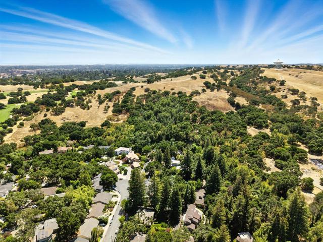 45 Sneckner Court, Menlo Park CA: https://media.crmls.org/mediaz/f44ec4d8-5fa3-42f3-abe9-ef952266f2b0.jpg