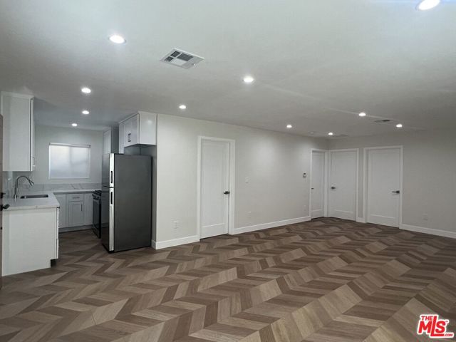 1282 1/2 S Highland Avenue, Los Angeles CA: https://media.crmls.org/mediaz/f44f2e40-5599-430f-aabf-4fbd316f669a.jpg