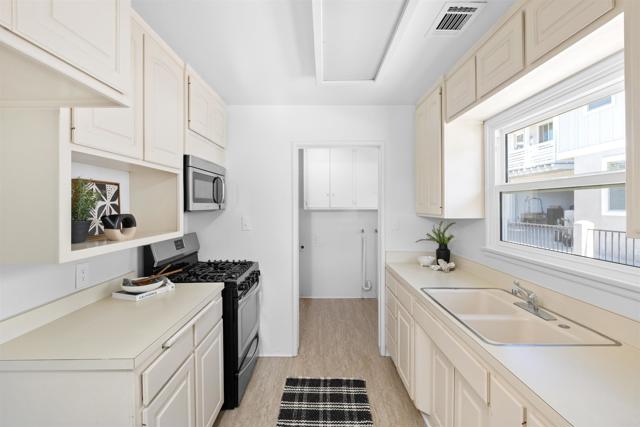 Detail Gallery Image 7 of 15 For 1010 Grand Ave, Carlsbad,  CA 92008 - 2 Beds | 1 Baths