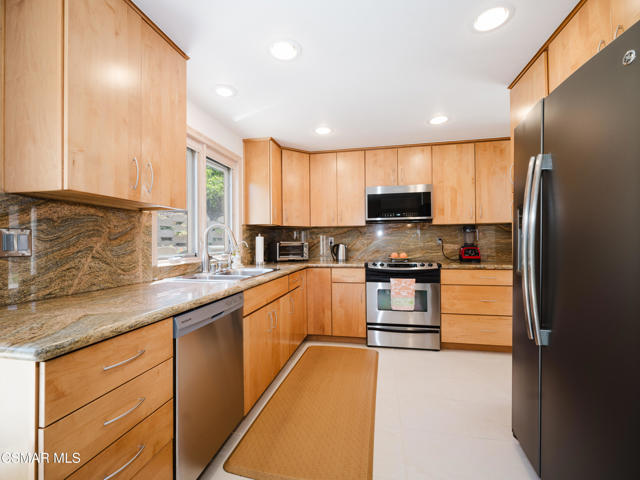 4380 N Skylark Court, Moorpark CA: https://media.crmls.org/mediaz/f44fd707-8f2d-4400-8878-a1ae59f7ba91.jpg
