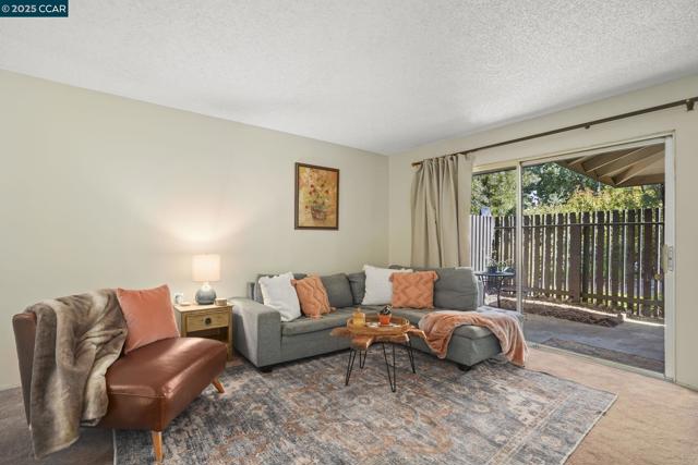 5475 Roundtree Pl, Concord CA: https://media.crmls.org/mediaz/f450408c-e238-48cb-80ff-e32f8545efee.jpg