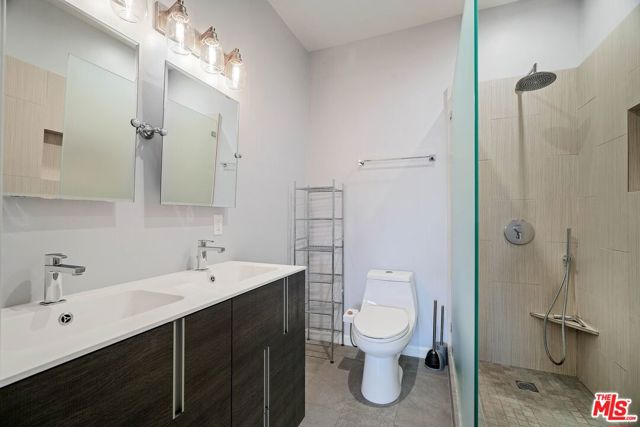 11938 Courtleigh Drive, Los Angeles CA: https://media.crmls.org/mediaz/f450c469-b46c-43f3-9202-f821c5e8a476.jpg