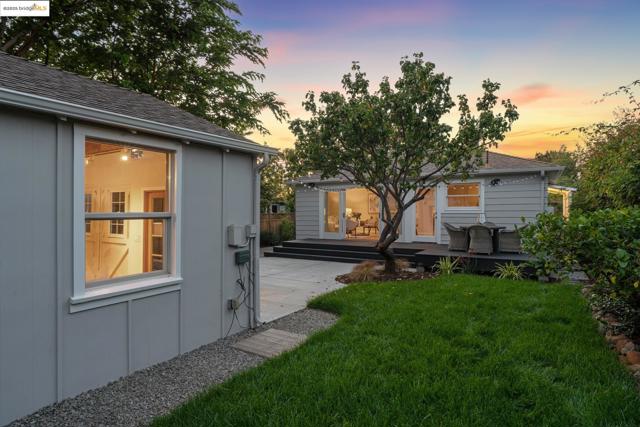 1708 Derby St, Berkeley CA: https://media.crmls.org/mediaz/f453cc32-9897-49c3-9968-d57a1c1588b2.jpg