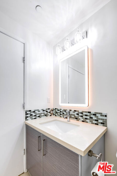 https://media.crmls.org/mediaz/f454006e-75dc-4061-8b8e-05567e76a982.jpg?preset=X-Large
