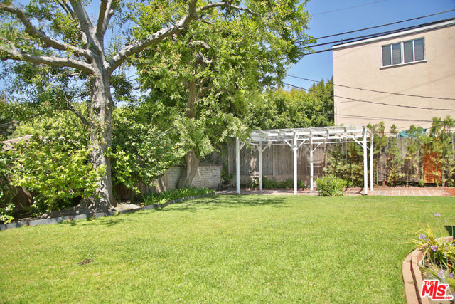 2963 Queensbury Drive, Los Angeles CA: https://media.crmls.org/mediaz/f4549325-6d01-4d4b-b302-8d680aba152b.jpg