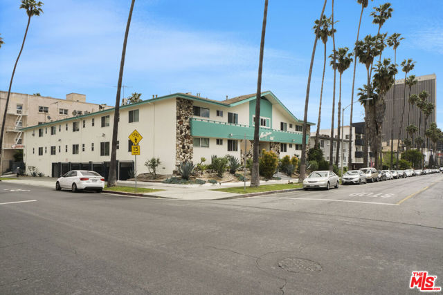 400 S Mariposa Avenue, Los Angeles CA: https://media.crmls.org/mediaz/f455b5f3-2deb-422d-8759-491a81b005b7.jpg