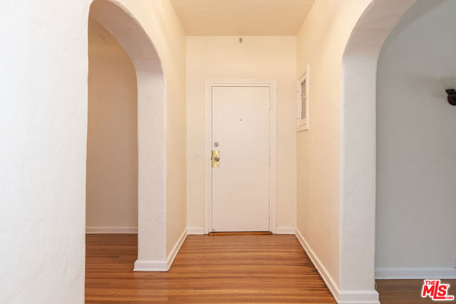 181 S Sycamore Avenue, Los Angeles CA: https://media.crmls.org/mediaz/f456c358-927e-40cf-acf6-72a56c9acfc3.jpg