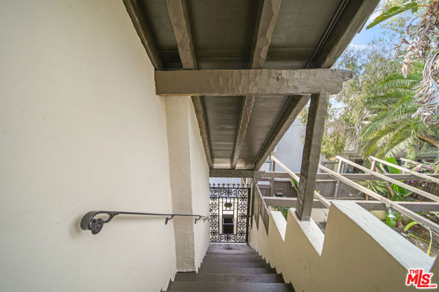 6686 Emmet Terrace, Los Angeles CA: https://media.crmls.org/mediaz/f4572a76-6317-4d67-9c27-9b63b861cb7a.jpg