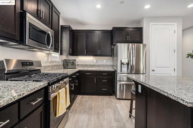 525 Stone Mountain Dr, Oakley CA: https://media.crmls.org/mediaz/f4575cf3-0398-4068-aa34-2a0ca6fa43ed.jpg