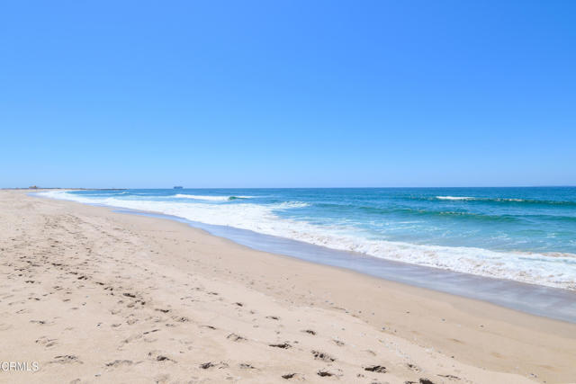 1905 Ocean Drive, Oxnard CA: https://media.crmls.org/mediaz/f459553e-5ea4-40c8-be41-08a78afd3786.jpg