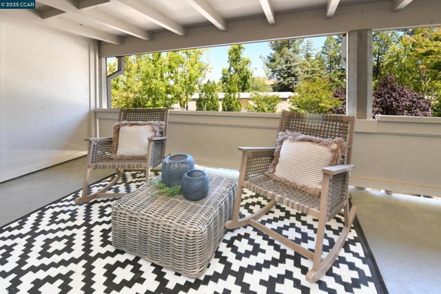 1345 Singingwood Ct, Walnut Creek CA: https://media.crmls.org/mediaz/f459de40-df39-44a6-858d-7db8f55e0f7f.jpg