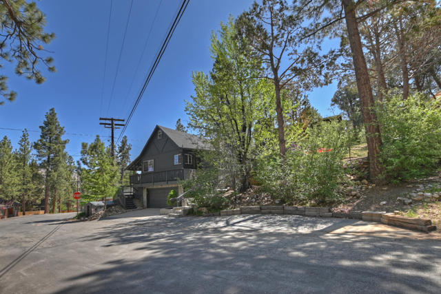 300 E Aeroplane Boulevard, Big Bear CA: https://media.crmls.org/mediaz/f45a6435-5e4e-4583-b843-2918cfd572d1.jpg
