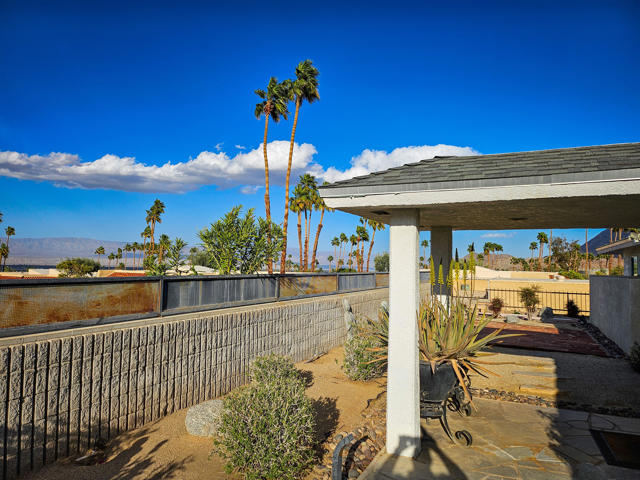 48320 Beverly Drive, Palm Desert CA: https://media.crmls.org/mediaz/f45acdb0-4bef-4c46-b154-2dc5426999b0.jpg
