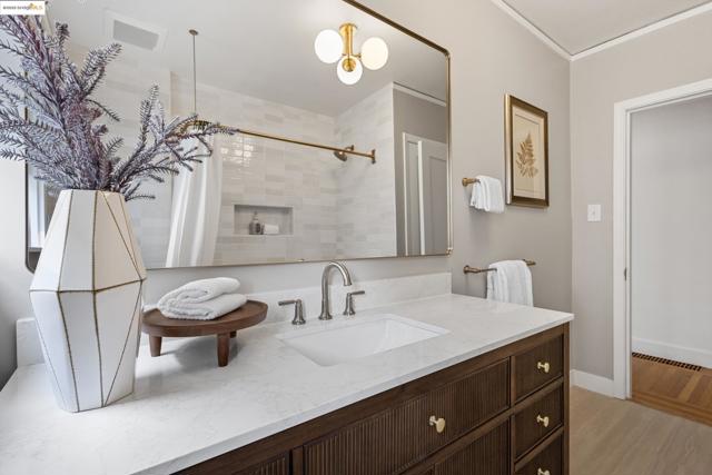 1048 Annerley Rd, Oakland CA: https://media.crmls.org/mediaz/f45ade46-25c9-4c32-88ce-29ccc3fa503f.jpg