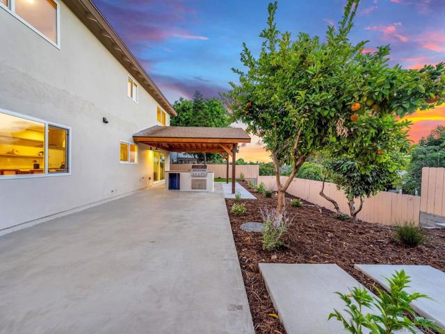 9401 Broadmoor Pl, La Mesa CA: https://media.crmls.org/mediaz/f45b336f-421c-4680-98ad-3b8711dadda8.jpg