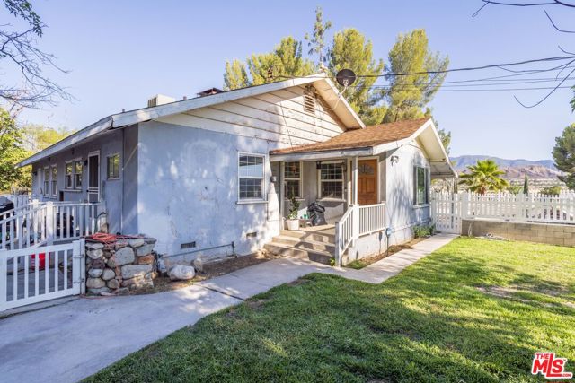 27933 Magic Mountain Lane, Canyon Country CA: https://media.crmls.org/mediaz/f45b4c10-544c-4f7a-a46c-575db62e865e.jpg