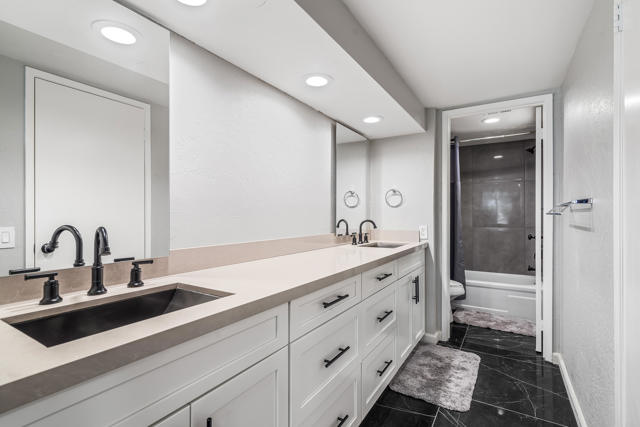 1050 E Ramon Road, Palm Springs CA: https://media.crmls.org/mediaz/f45b9b64-ce81-4a63-90b7-2e3ba9c4d864.jpg