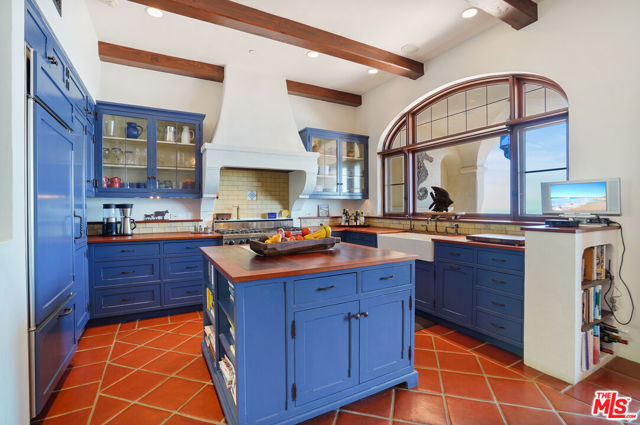 22800 Beckledge Terrace, Malibu CA: https://media.crmls.org/mediaz/f45d2cd2-61be-4474-8f4e-2a5837ef0cc0.jpg