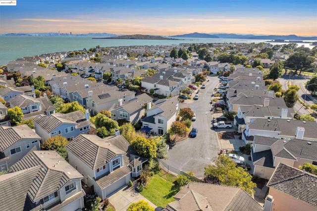 16 Bay Harbor Ct, Richmond CA: https://media.crmls.org/mediaz/f45d7550-377a-4e2a-aca2-bdf0895bf57c.jpg