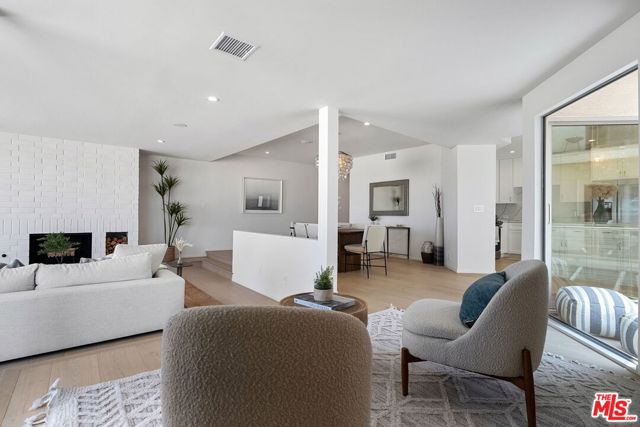 5205 Ocean Front Walk, Marina del Rey CA: https://media.crmls.org/mediaz/f45e61c9-3555-48bc-8008-19195234b69b.jpg