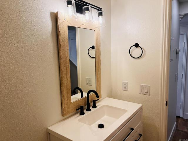 4587 Cove Drive, Carlsbad CA: https://media.crmls.org/mediaz/f45ec502-91e4-4620-a2c9-80cfce993c6b.jpg