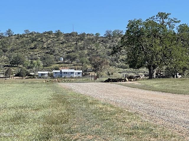 2170 Aliso Park Road, Cuyama CA: https://media.crmls.org/mediaz/f45f033d-e335-4dbe-be37-5d77c298f3e7.jpg