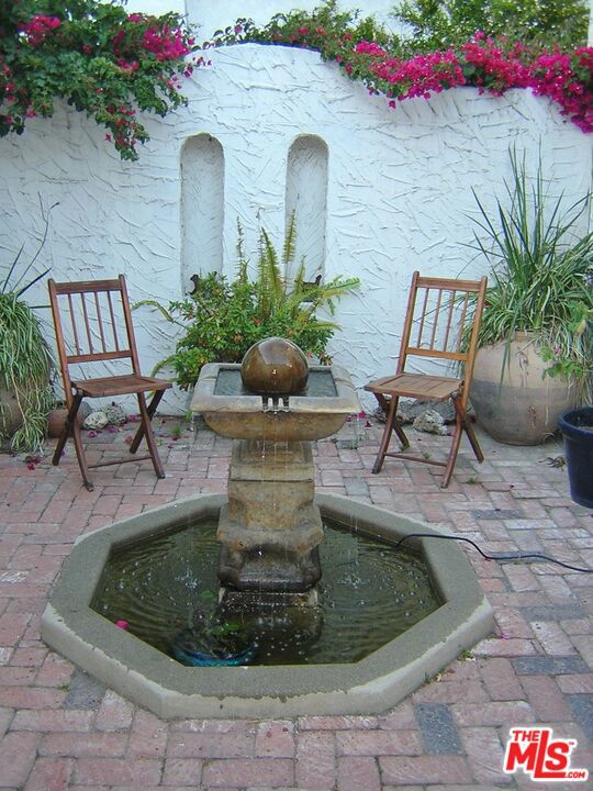 914 S Burnside Avenue, Los Angeles CA: https://media.crmls.org/mediaz/f45f9726-ab91-4d0a-a1bf-a734e5c5bc90.jpg