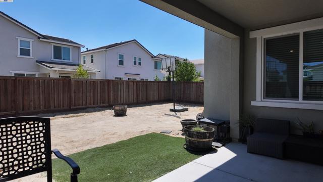 17516 Gemini Ct, Lathrop CA: https://media.crmls.org/mediaz/f46151a9-145b-43f0-b070-0a01892294b9.jpg
