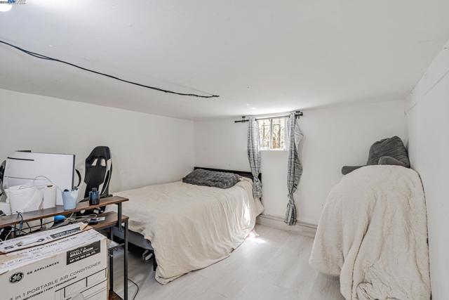 2530 Market St, Oakland CA: https://media.crmls.org/mediaz/f461b2c7-722d-4eef-8e7a-eb12d4246650.jpg